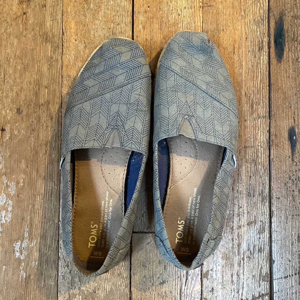 Toms womens slip on feather print canvas shoes size 8